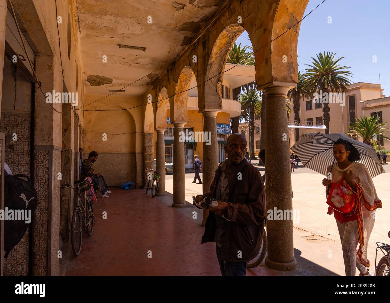 Eritreier betreten den überdachten Markt, Zentralregion, Asmara, Eritrea Stockfoto