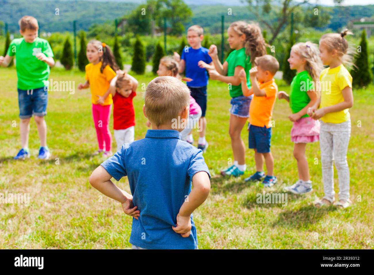 Kleiner Schauspieler zeigt das Pantomime für Kinder Stockfoto