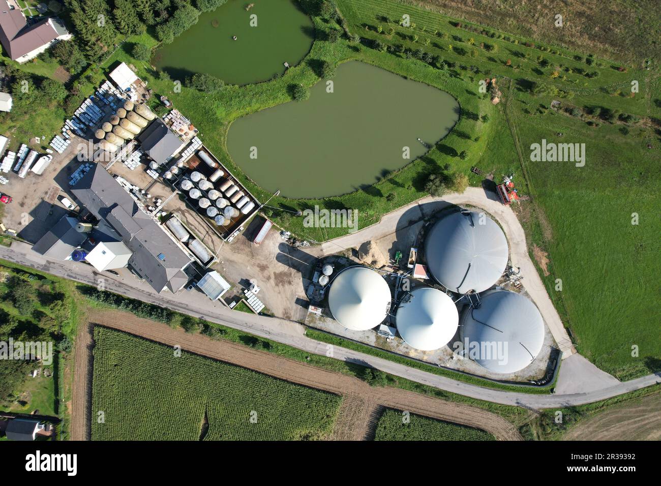 Biogasproduktion, Biogasanlagen, Bioenergie, Panorama-Landschaftsansicht der Produktionsanlage und des Kraftwerks für Biogas aus der Luft, europäische Energiekrise, grün Stockfoto