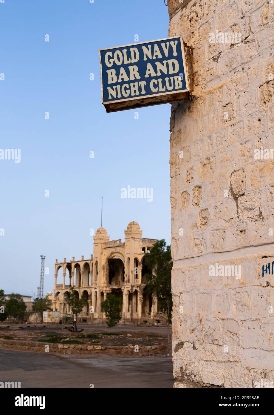 Die Ruinen der ehemaligen Banca d'Italia, nördlichen Roten Meer, Massawa, Eritrea Stockfoto