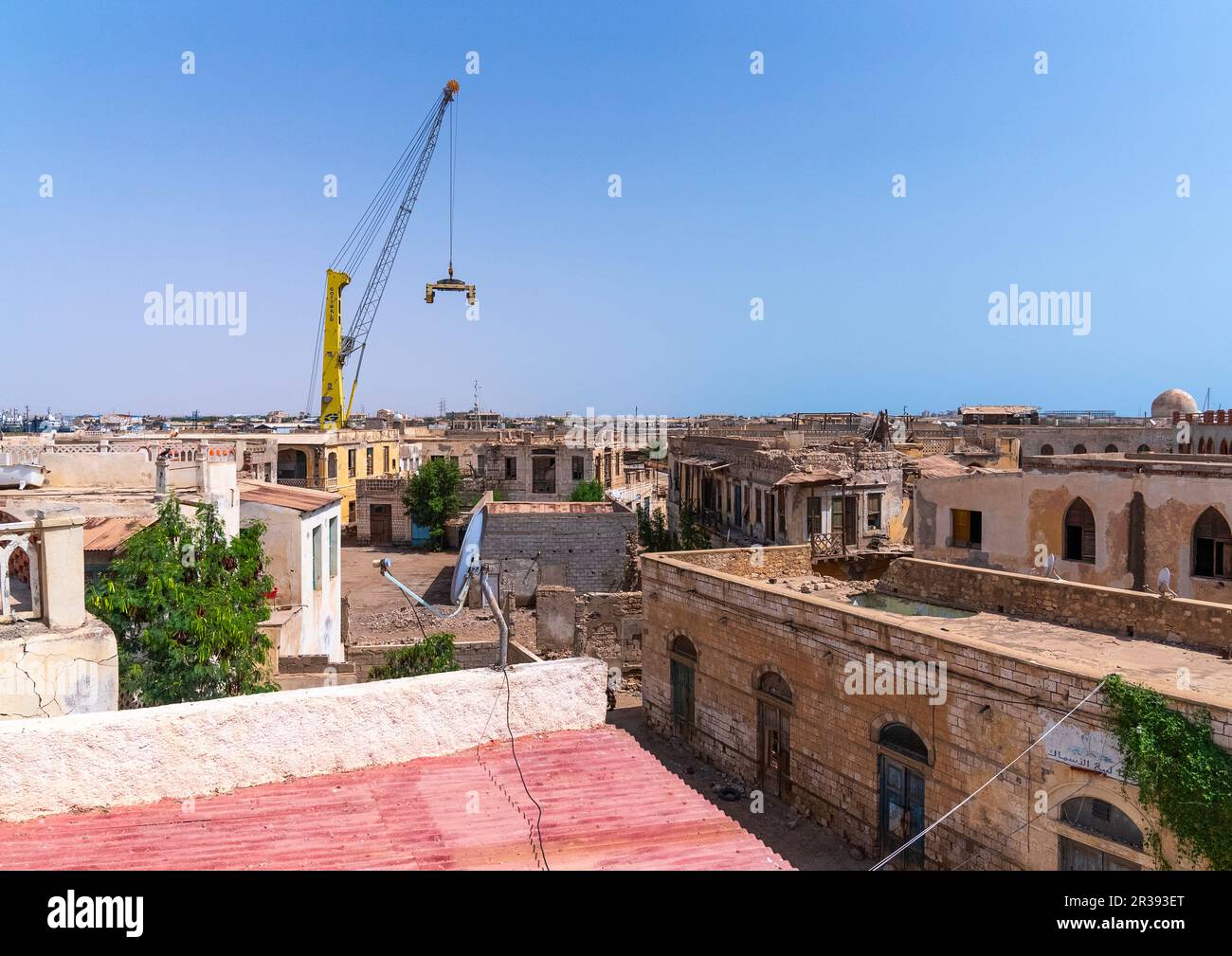 Blick aus einem hohen Winkel auf die Altstadt und den Hafen, das nördliche Rote Meer, Massawa, Eritrea Stockfoto