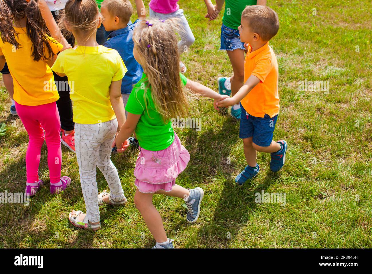 Aktivitäten für Kinder unterschiedlichen Alters auf grünem Rasen Stockfoto