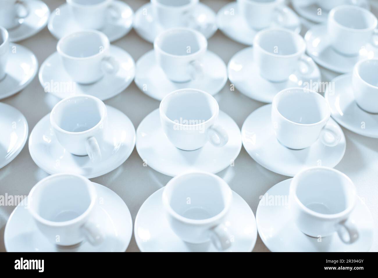 Einfaches Muster aus leeren Tassen Kaffee Stockfoto