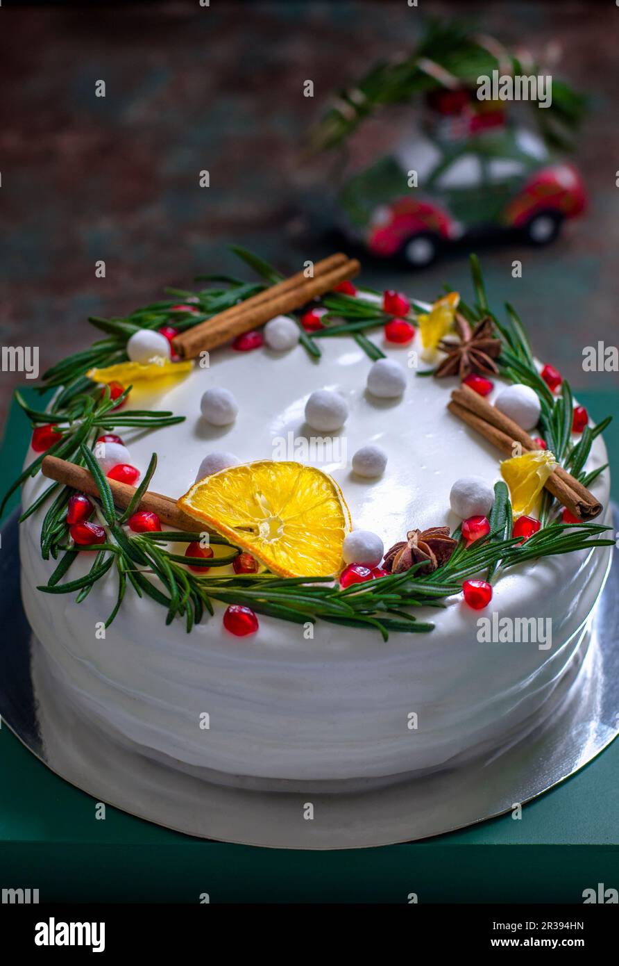 Weihnachtskuchen mit kandierten Früchten und Gewürzen Stockfoto