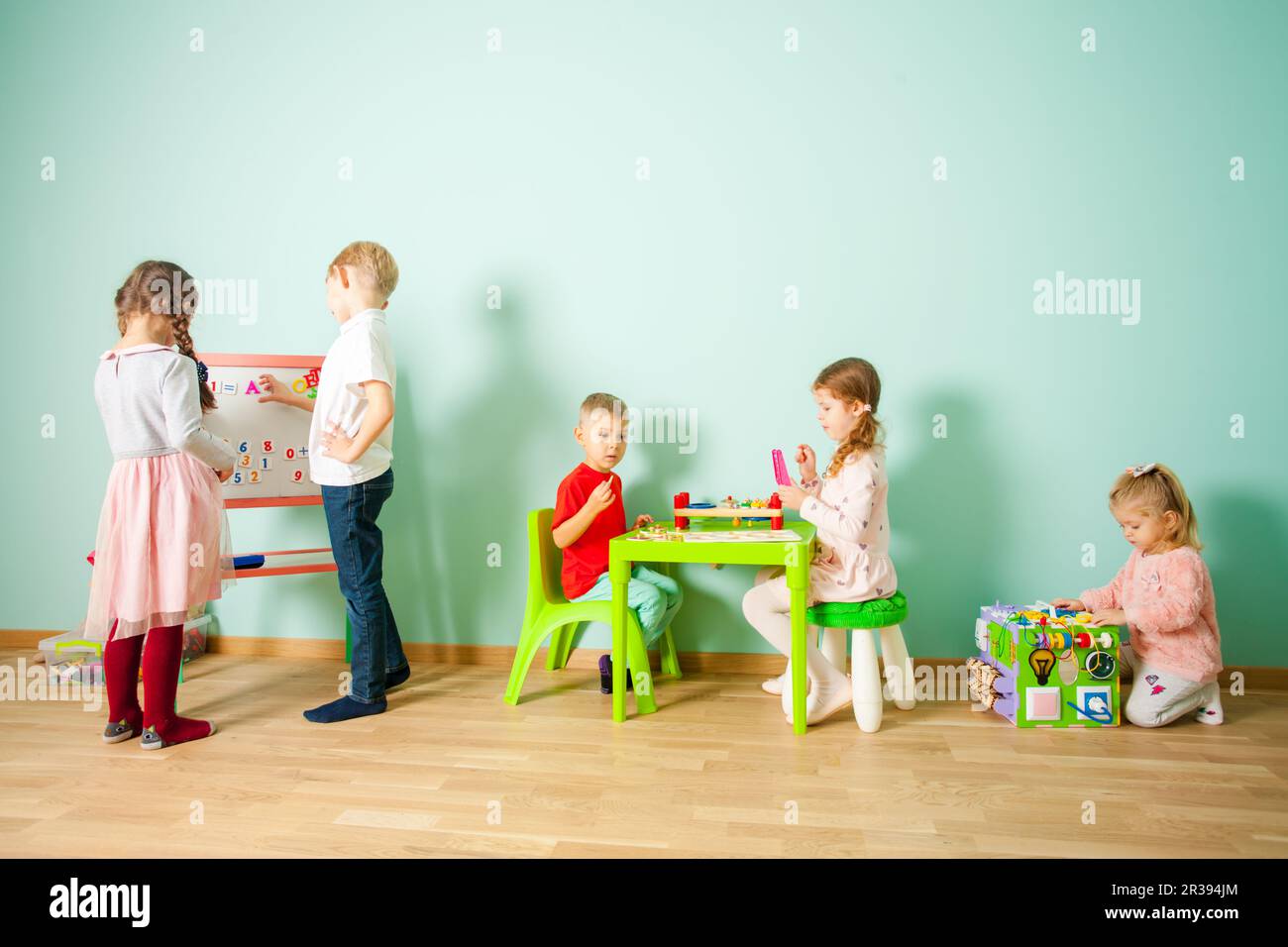 Pädagogisches Spielzeug für Vorschul- und Kindergartenkinder. Stockfoto