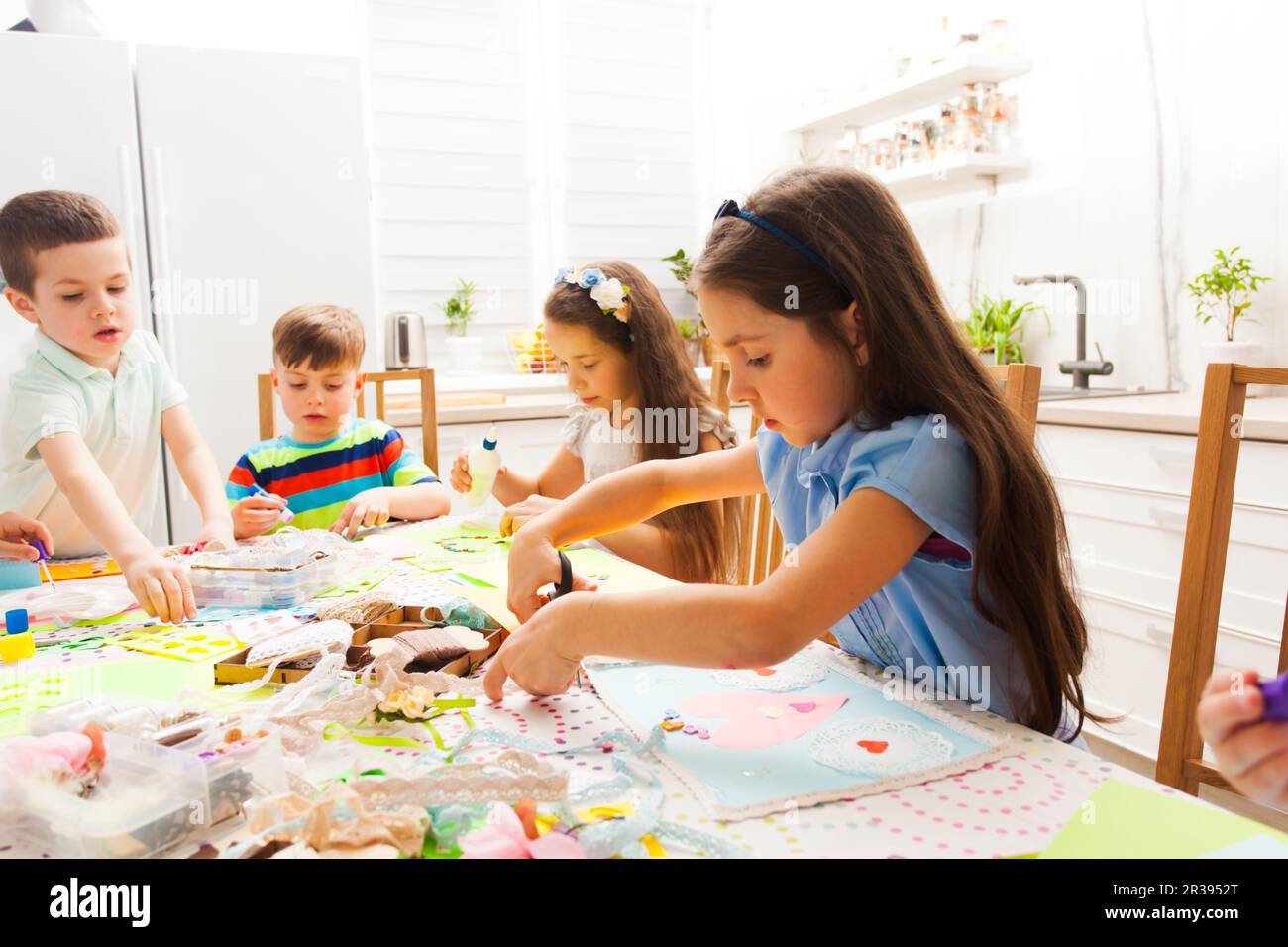 Kinder machen Grußkarten für ihre Mütter für die Feiertage Stockfoto