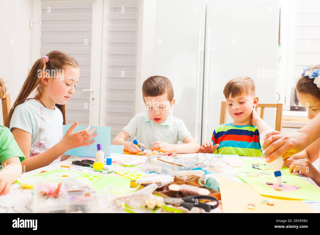 Kinder machen Grußkarten für ihre Mütter in der Meisterklasse Stockfoto