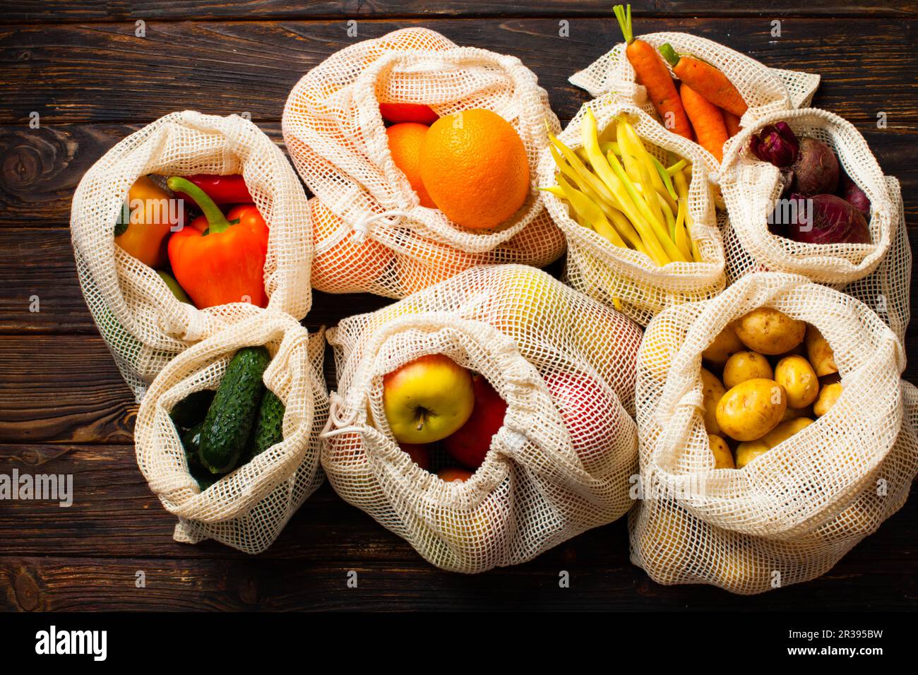 Gemüse in ökologisch-organischen Baumwollbeuteln, Draufsicht Stockfoto