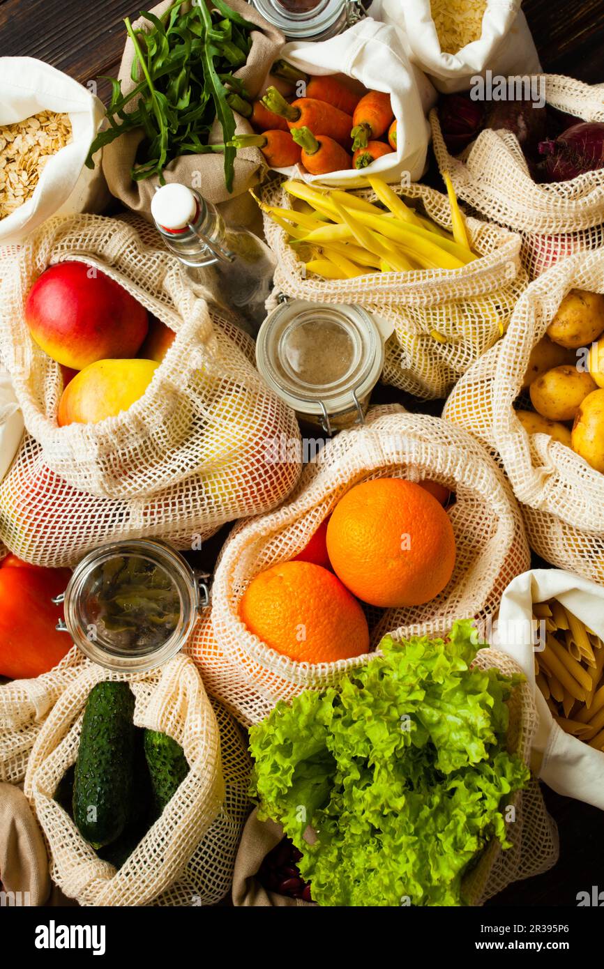Keine Lebensmittelverschwendung. Obst und Gemüse in Baumwollsäcken Stockfoto