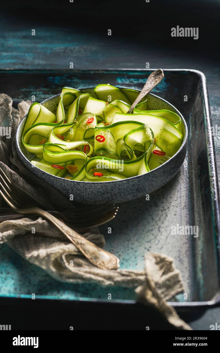 Würziger Gurkensalat mit Erdnüssen und Chili-Pfeffer Stockfoto