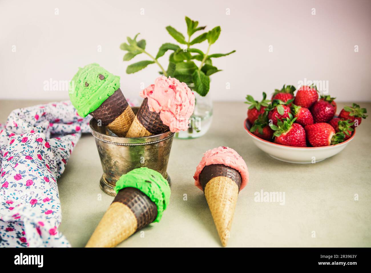 Pfefferminzeis mit Schokoladenstückchen Stockfoto