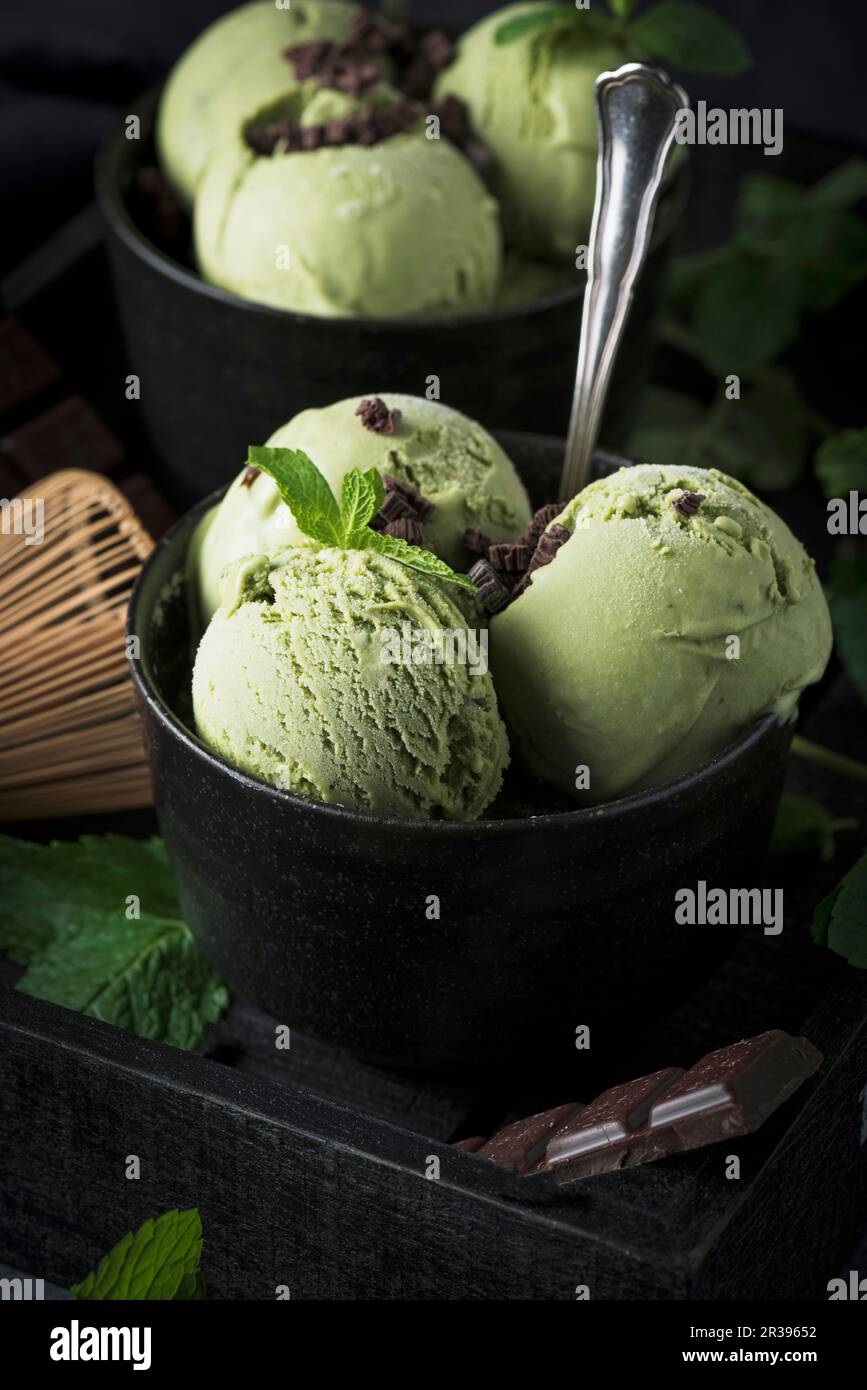Matcha-Minze-Eis mit Schokoladenstückchen in einer schwarzen Schüssel Stockfoto