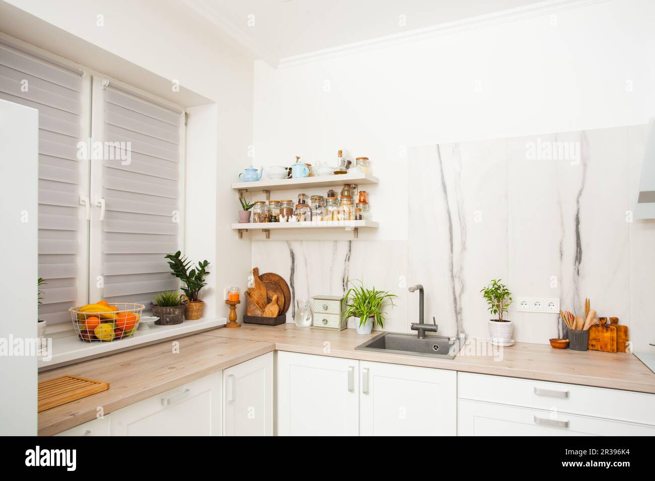 Moderne skandinavische Küche mit weißen offenen Regalen Stockfoto