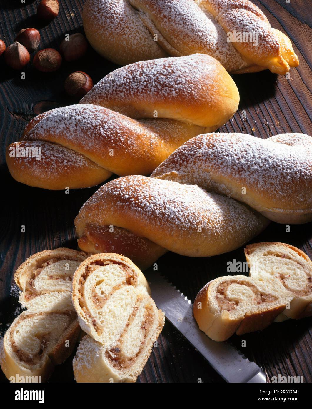 Kleine Hefeteig-Nussdrehungen gefüllt mit Marzipan Stockfoto