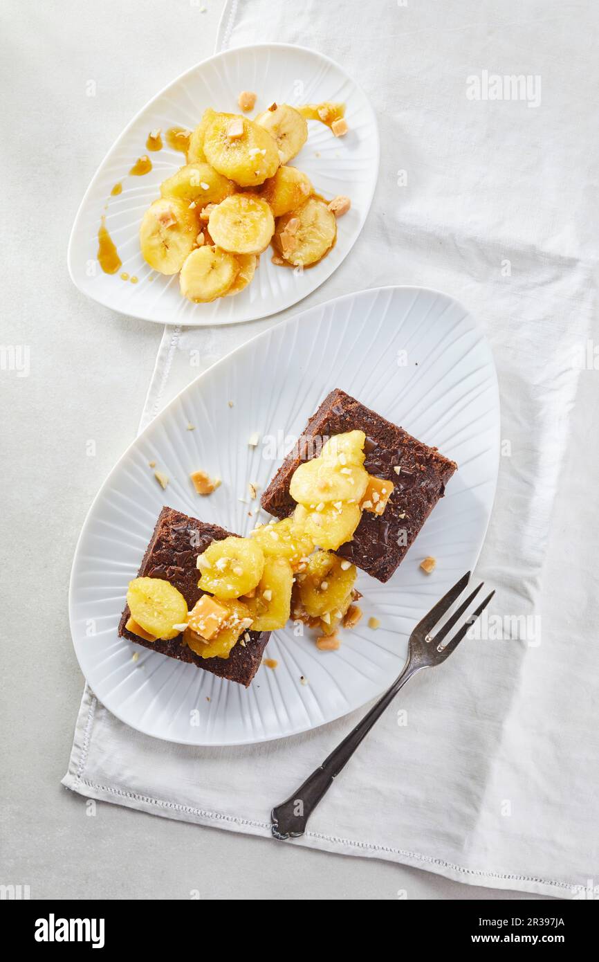 Brownies mit karamellisierten Bananen Stockfoto