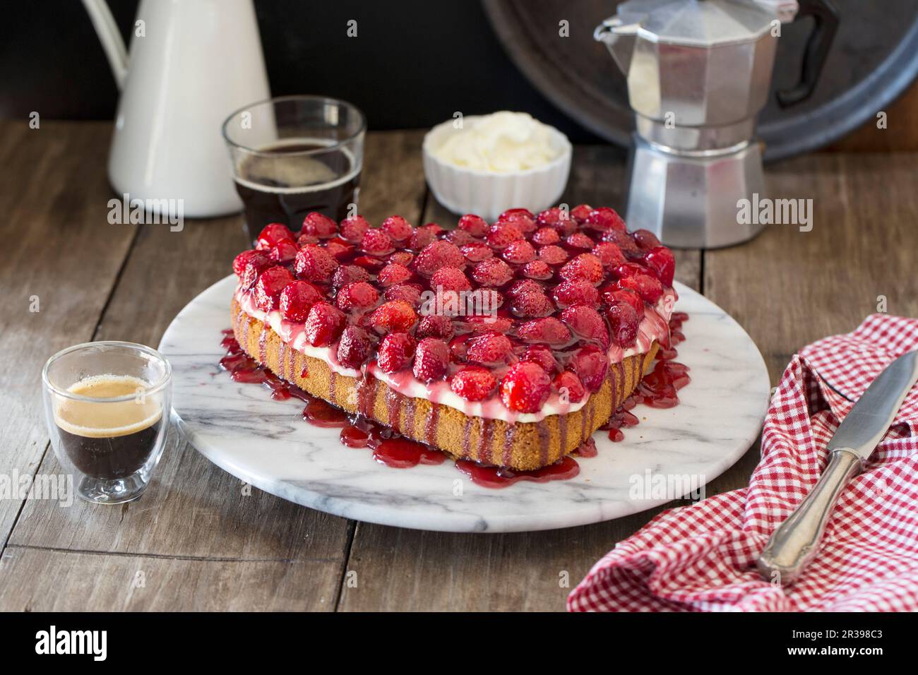 Herzförmiger Erdbeerkuchen mit Vanillepudding Stockfoto