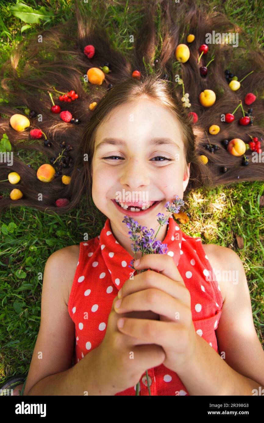 Sommer kreative Portrait mit Sommer Früchte und Beeren Stockfoto