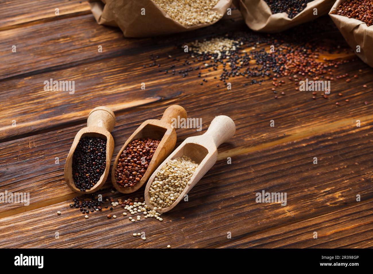 Samen von weißen, roten und schwarzen Quinoa - Chenopodium Quinoa Stockfoto