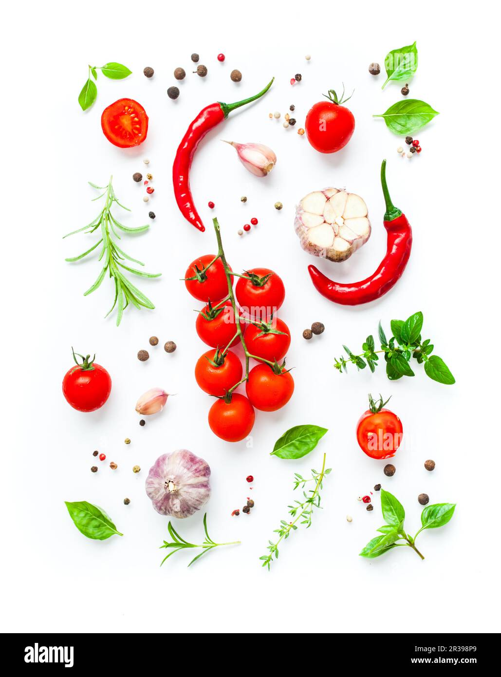 Tomaten und verschiedenen Kräutern und Gewürzen auf weißem Hintergrund, Stockfoto