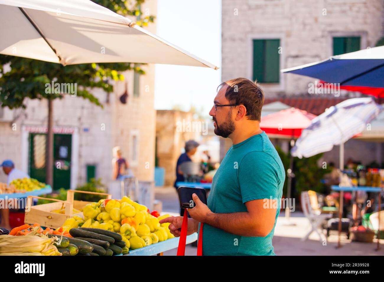 Mann an einem Tag morgens im freien Markt Gemüse Stockfoto