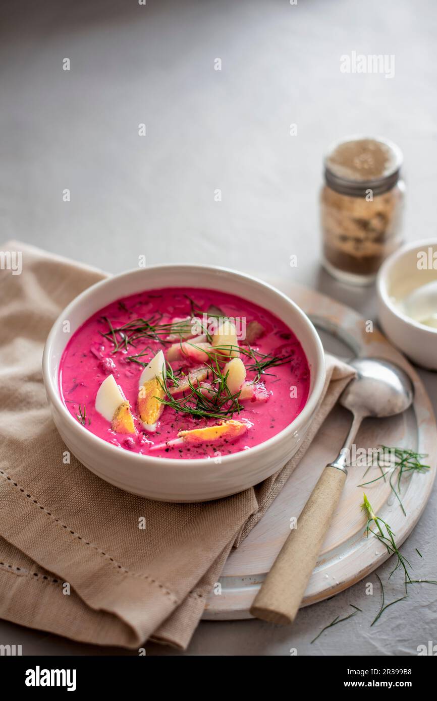 Gekühlte Rote-Beat-Suppe mit Ei, Dill und Kartoffel Stockfoto