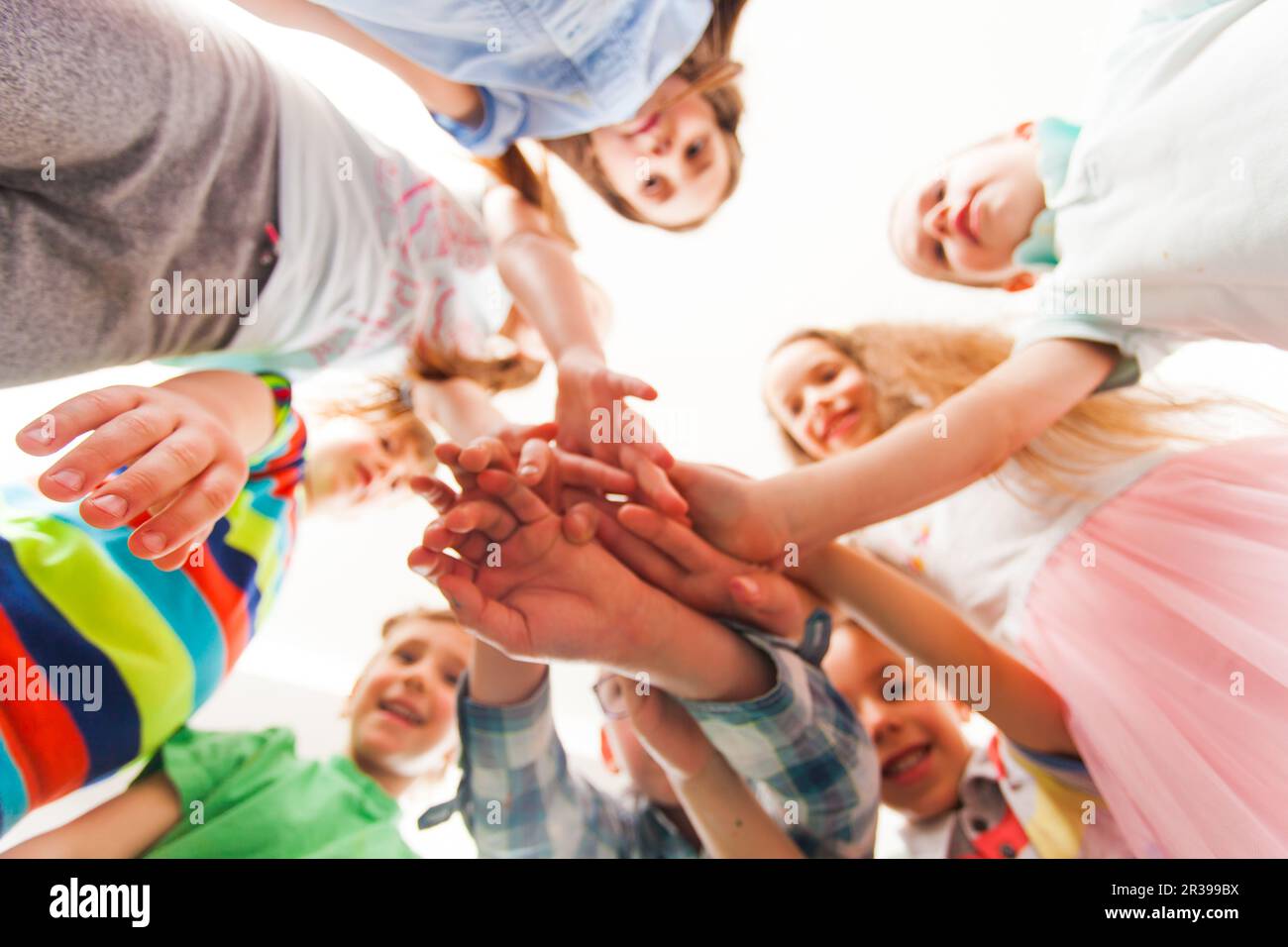 Setzen Gruppe von Kindern ihre Hände zusammen. Teamwork Konzept Stockfoto