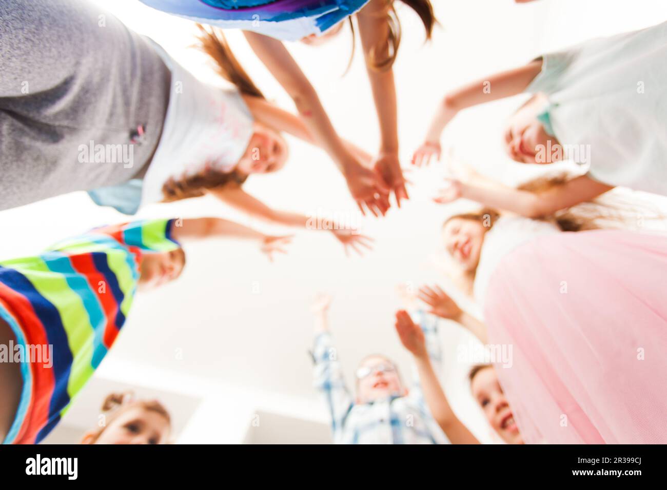 Gruppe von Kindern ihre Hände oben, verschwommenen Hintergrund Stockfoto