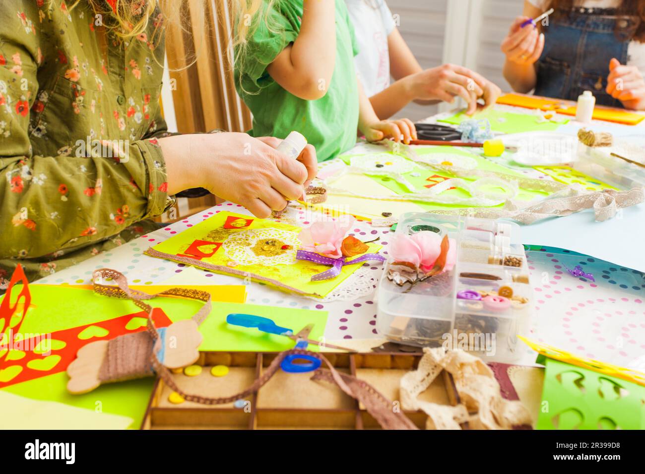 Kinder- Kunst, Handwerk für Kinder. Kinder Grußkarte an den kreativen Workshop mit Lehrer Stockfoto