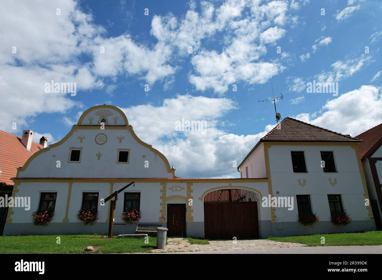 Holasovice, Tschechische republik, historisches typisch südböhmisches Dorf, das von der UNESCO-Weltkulturerbestätte geschützt ist, gut erhaltene mittelalterliche Ziegelbauernhöfe Stockfoto