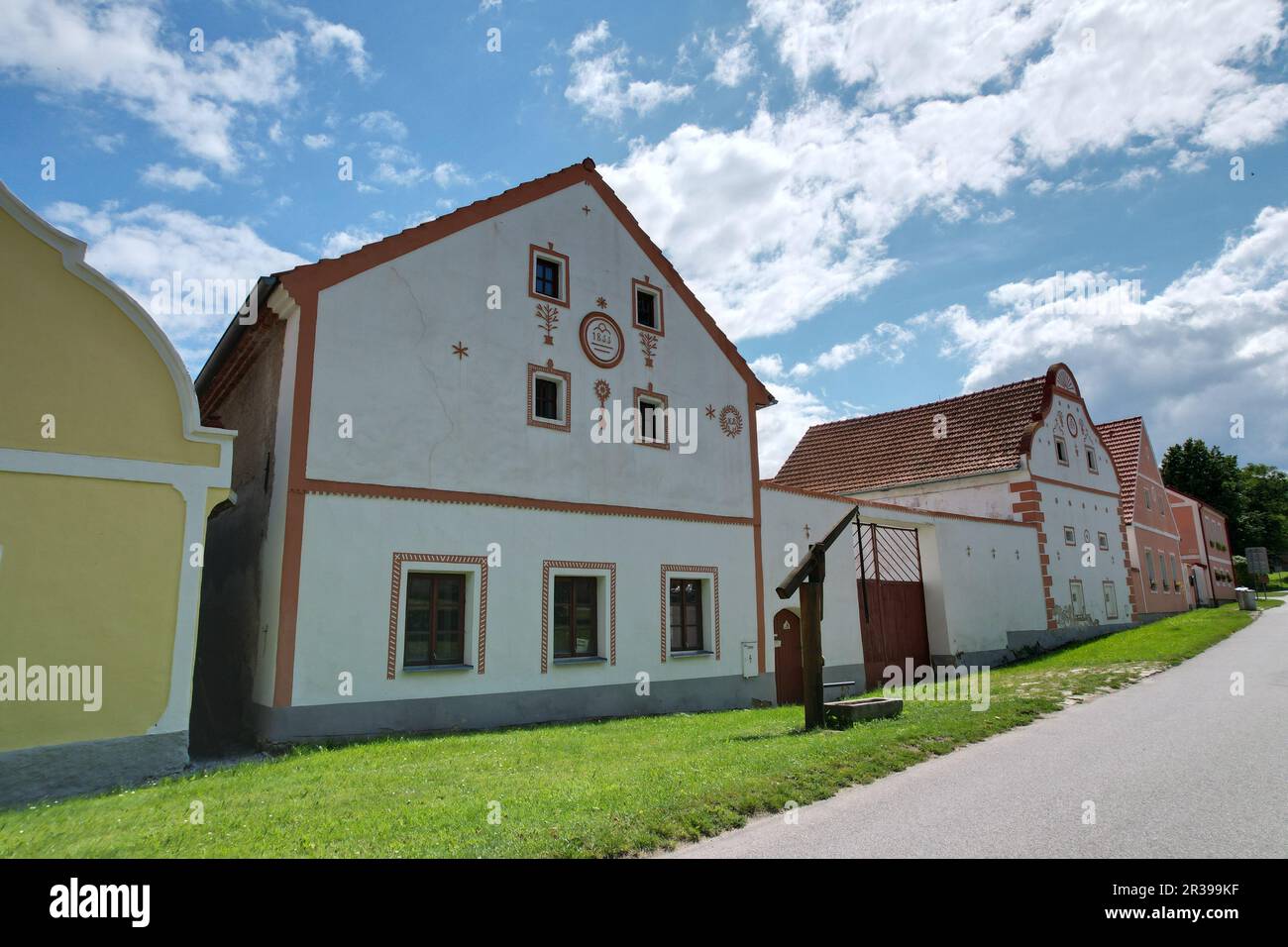 Holasovice, Tschechische republik, historisches typisch südböhmisches Dorf, das von der UNESCO-Weltkulturerbestätte geschützt ist, gut erhaltene mittelalterliche Ziegelbauernhöfe Stockfoto
