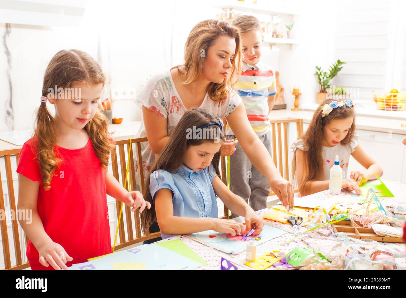 Lehrer mit Schülern an den kreativen Handwerk Klasse. Stockfoto