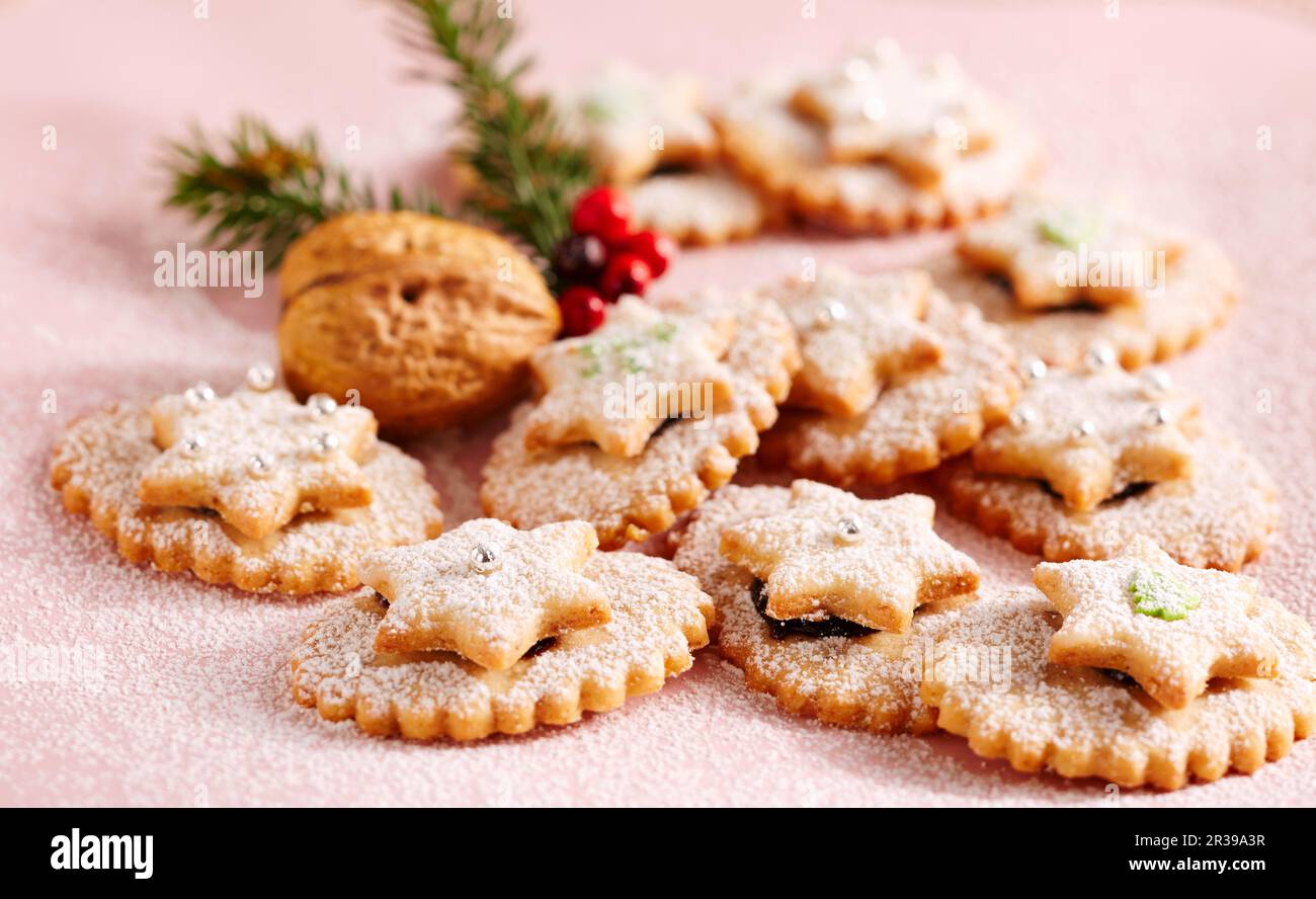 Marmeladenkekse mit Puderzucker und Silberperlen Stockfoto