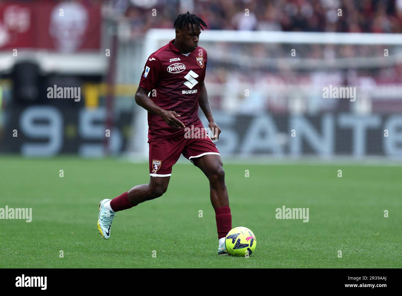 Wilfried Singo vom Turin FC kontrolliert den Ball beim Spiel der Serie