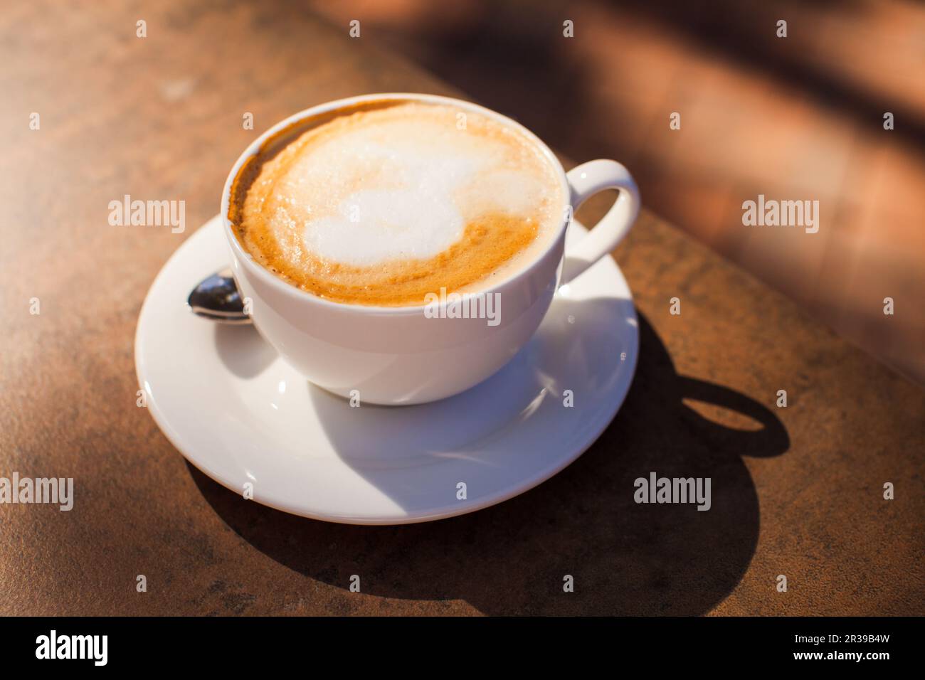 Die Tasse Kaffee auf dem Tisch im Freien Stockfoto