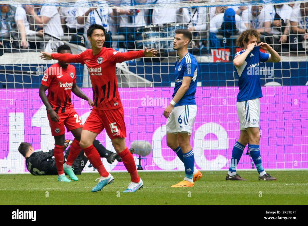 Veltins Arena Gelsenkirchen Deutschland, 20,5.2023, Fußball: Bundesliga Saison 2022/23 Match Day 33, Schalke 04 (S04, blau) vs Eintracht Frankfurt (SGE, rot) - Daichi Kamada (SGE) Stockfoto