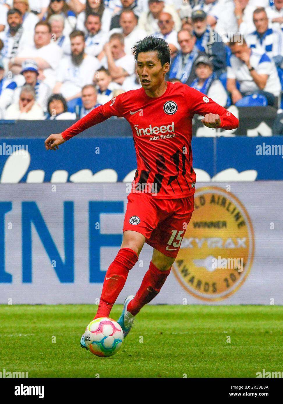 Veltins Arena Gelsenkirchen Deutschland, 20,5.2023, Fußball: Bundesliga Saison 2022/23 Match Day 33, Schalke 04 (S04, blau) vs Eintracht Frankfurt (SGE, rot) - Daichi Kamada (SGE) Stockfoto