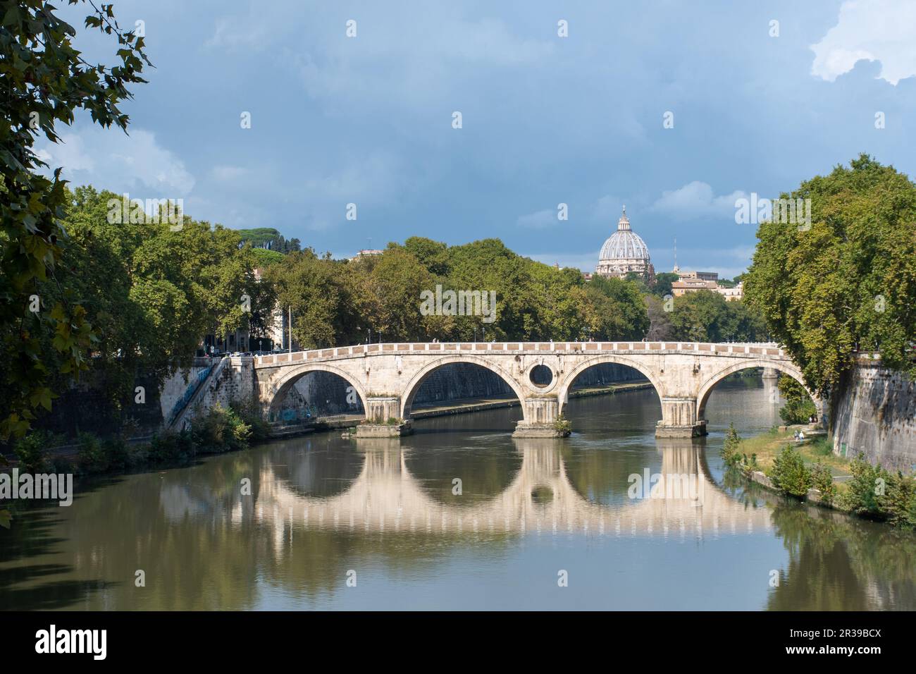 Tiber und sisto Brücke mit St. Peters in der Ferne Stockfoto