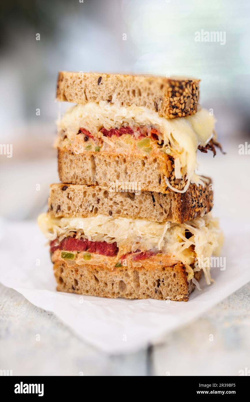 Reuben Sandwiches mit Pastrami, Sauerkraut und Thousand Island Dressing (New York) Stockfoto