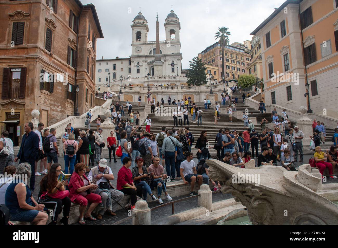 Man blickt auf die Spanische Treppe mit Touristenmassen Stockfoto