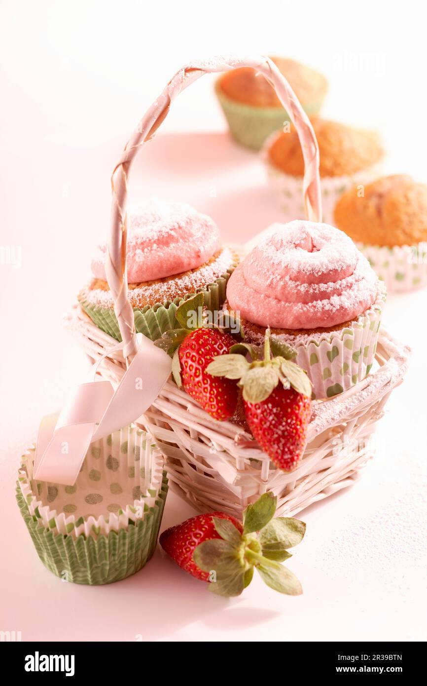 Kleine Erdbeer-Cupcakes mit Puderzucker zum Muttertag Stockfoto