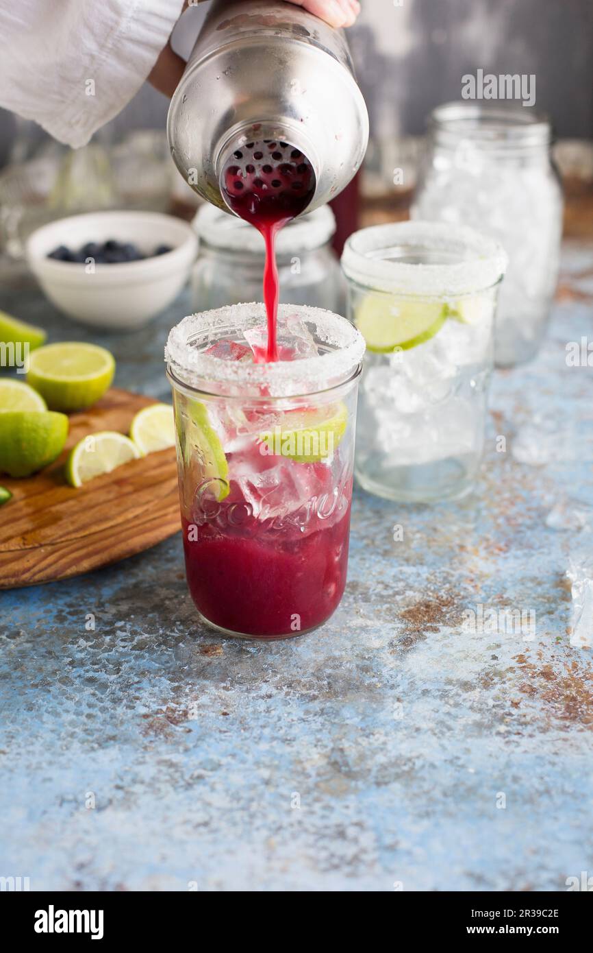 Margaritas mit Heidelbeersaft und Limette Stockfoto