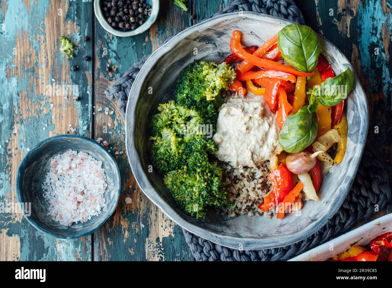 Geröstete Paprika, Brokkoli, Quinoa und Hummus Stockfoto