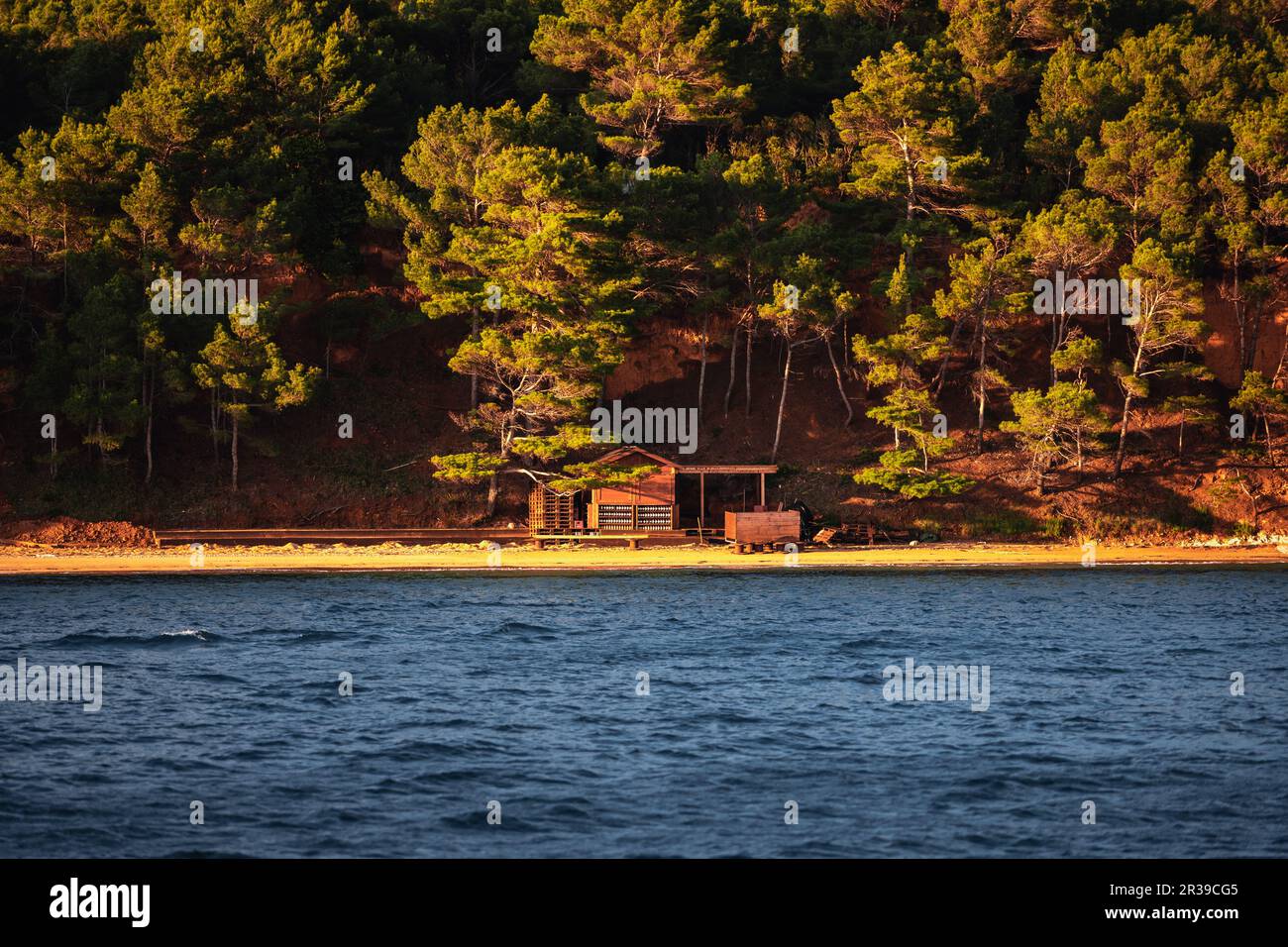 Luftaufnahmen vom Segeln in kroatien mit wunderschönem Sonnenaufgangslicht und blauem Ozean auf einem Abenteuerausflug Stockfoto