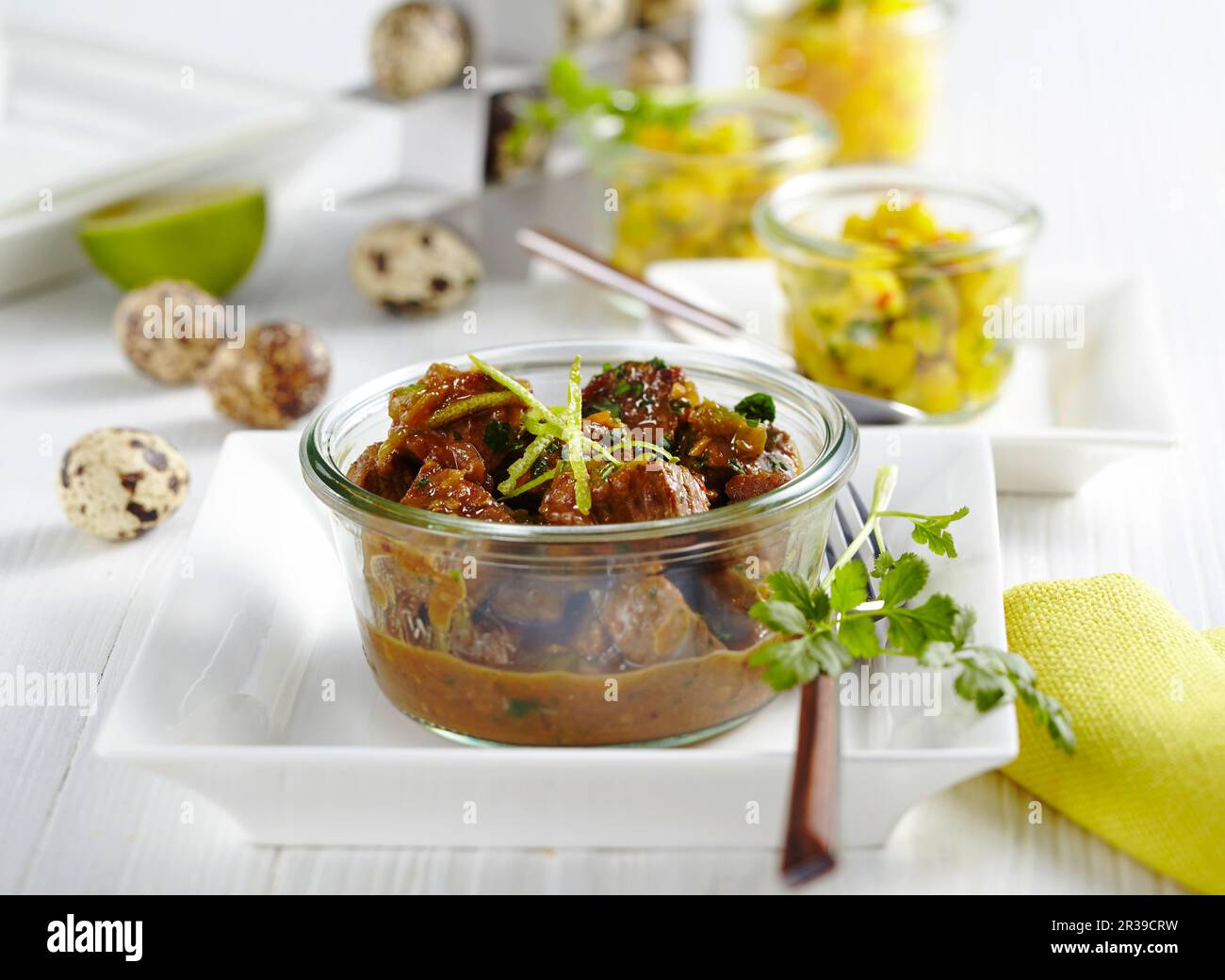 Lamm-Curry mit Mango-Gurken für einen Osterbrunch mit Wachteleiern Stockfoto