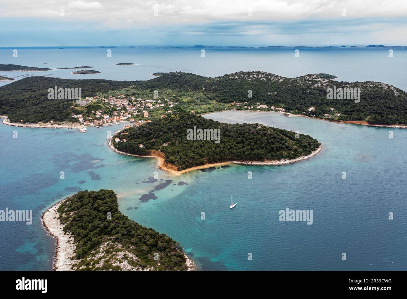 Luftaufnahmen vom Segeln in kroatien mit wunderschönem Sonnenaufgangslicht und blauem Ozean auf einem Abenteuerausflug Stockfoto