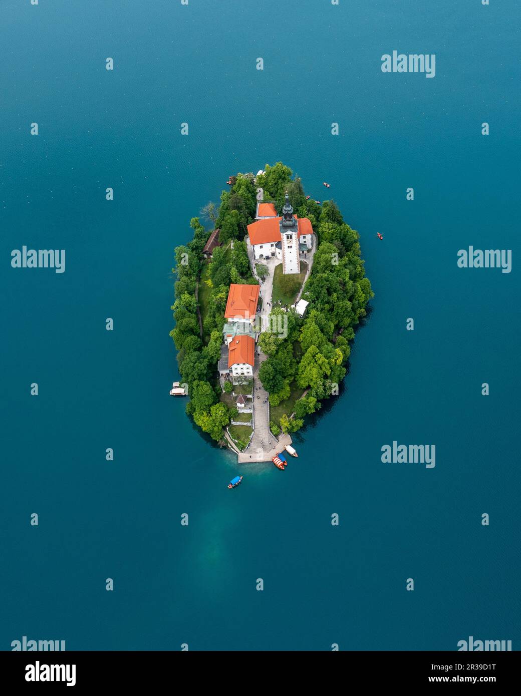 Luftaufnahmen vom Segeln in kroatien mit wunderschönem Sonnenaufgangslicht und blauem Ozean auf einem Abenteuerausflug Stockfoto