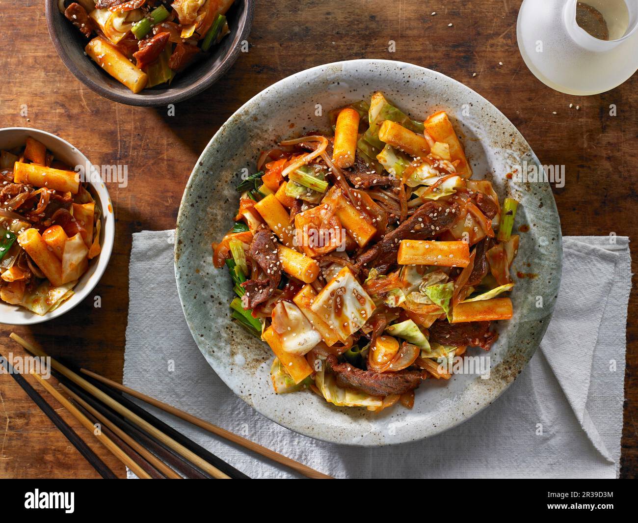 Koreanische Reiskuchen (Tteok) mit roter Chilesauce Stockfoto