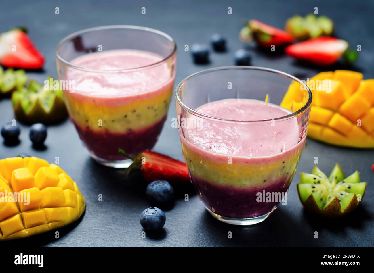 Heidelbeere, Mango, Erdbeere, Kiwi und Bananen griechischer Joghurt-Smoothie Stockfoto