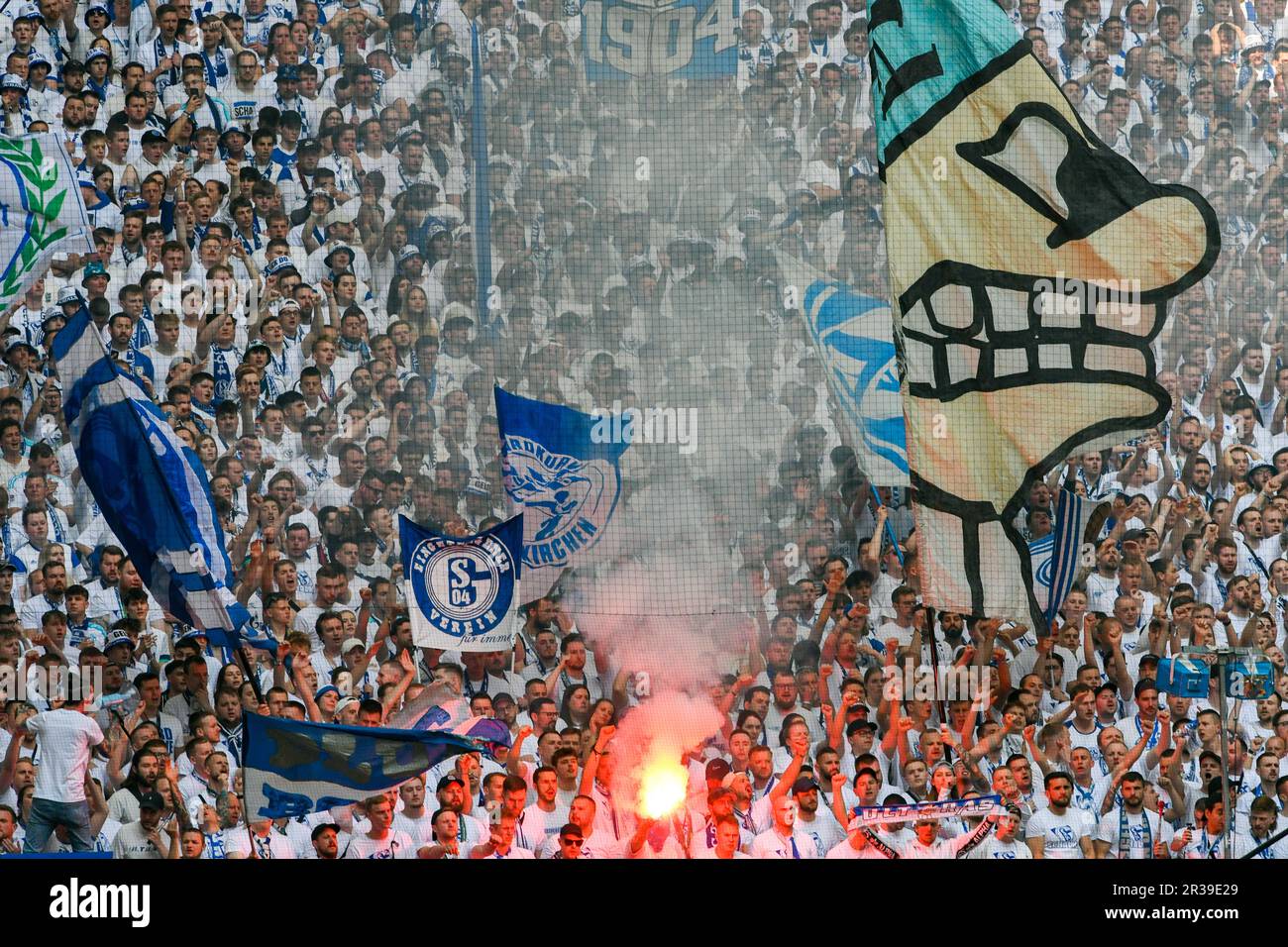 Veltins Arena Gelsenkirchen Deutschland, 20,5.2023, Fußball: Bundesliga Staffel 2022/23 Spieltag 33, Schalke 04 (S04, blau) vs Eintracht Frankfurt (SGE, rot) - Anhänger der Schalke winken Flaggen und helle Leuchtsignale Stockfoto