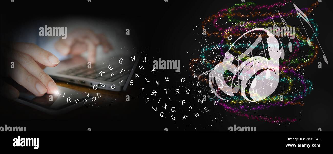 Text-to-Music-Konzept von generativer KI. Sprachtechnologie für Audiomodelle. Hände mit Smartphone und Computer verwandeln Text mit künstlicher Tinte in Musik Stockfoto